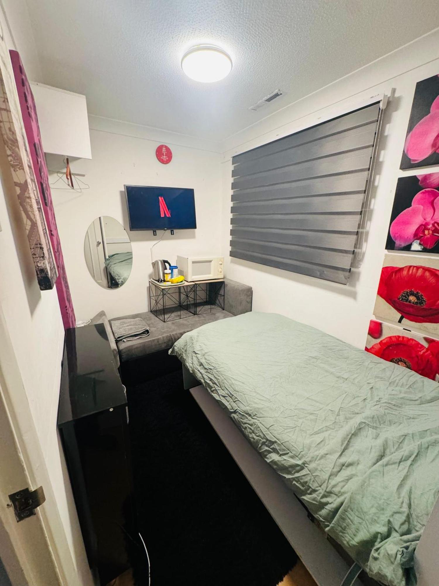 3 Minute Drive From Airport *