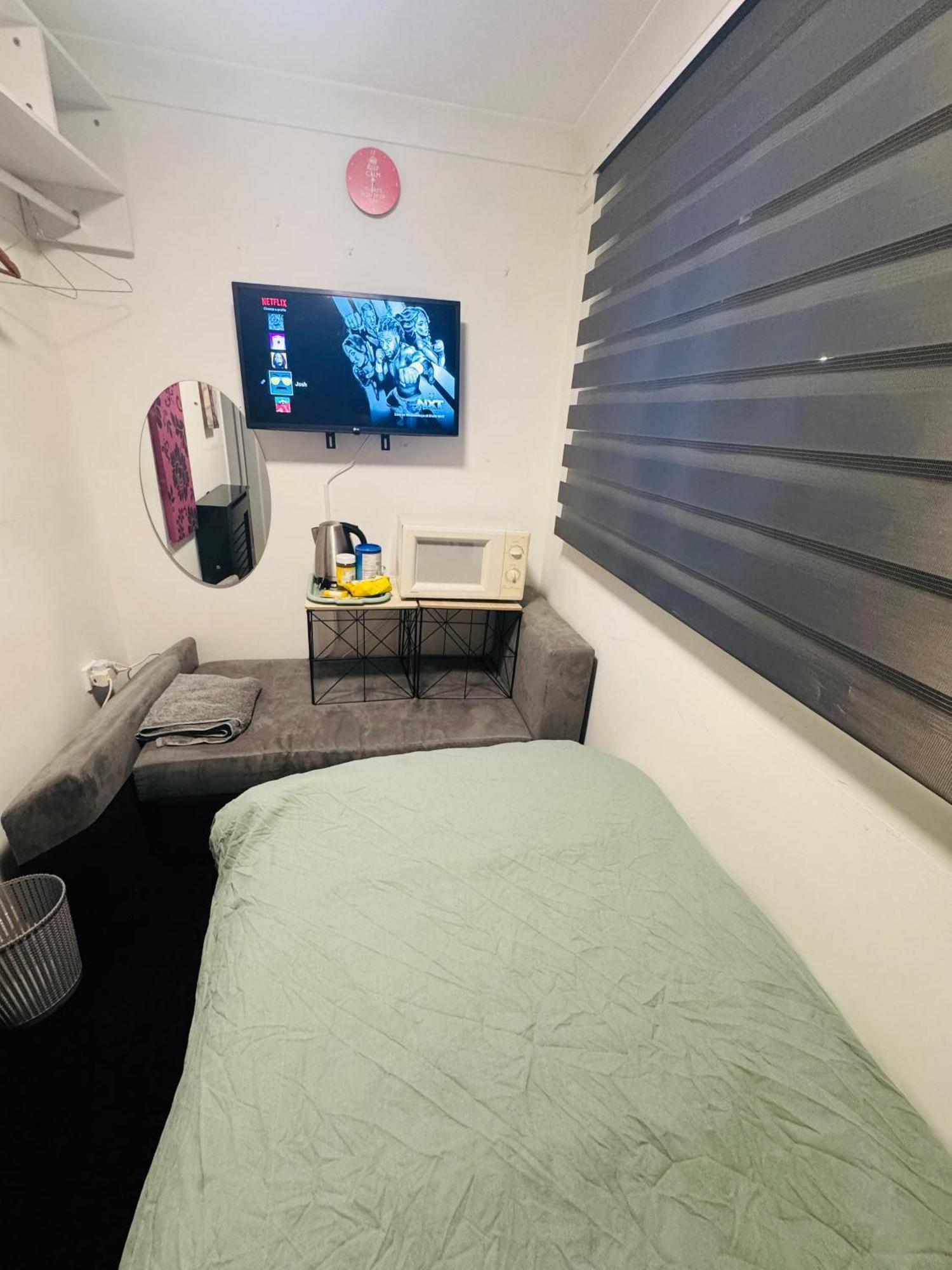 3 Minute Drive From Airport * Luton (Bedfordshire)