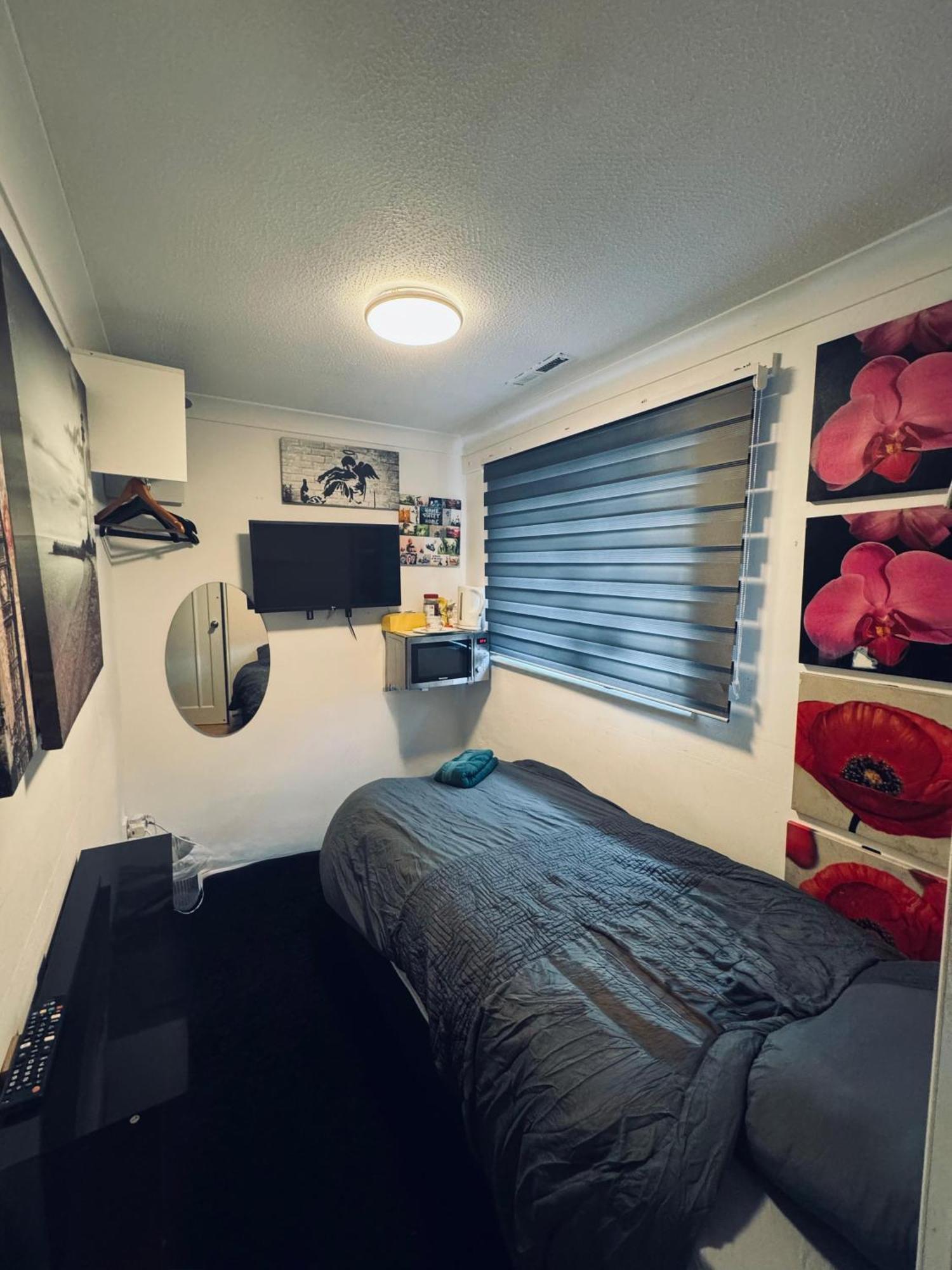 3 Minute Drive From Airport * Luton (Bedfordshire)