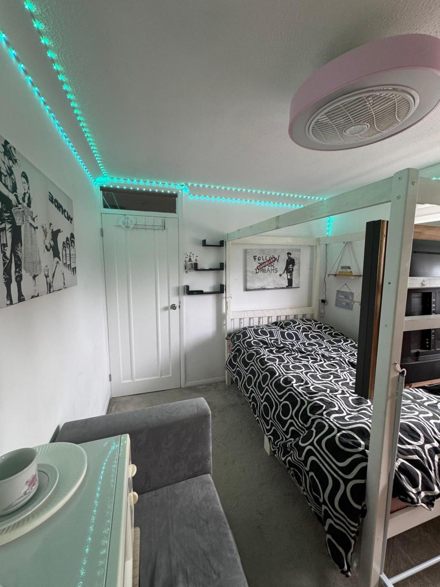 3 Minute Drive From Airport * Luton (Bedfordshire)